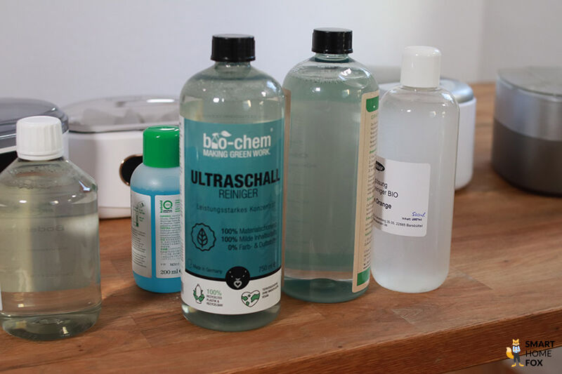 Ultraschallreiniger auf dem Tisch